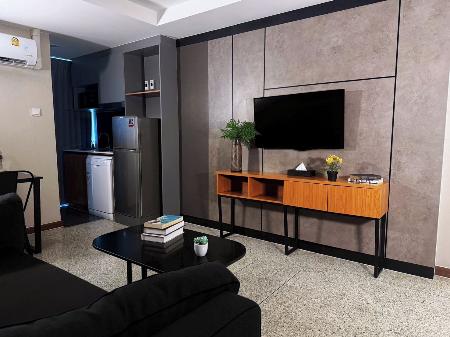 royal suite | living room | 39-inch smart tv with digital channels, tv, books