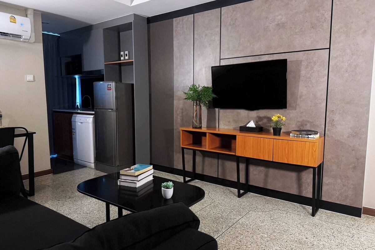 royal suite | living room | 39-inch smart tv with digital channels, tv, books