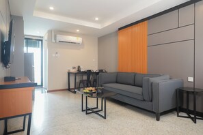 Suite – royal | Oppholdsområde | En 39-tommers smart-TV med digitale kanaler samt TV og bøker