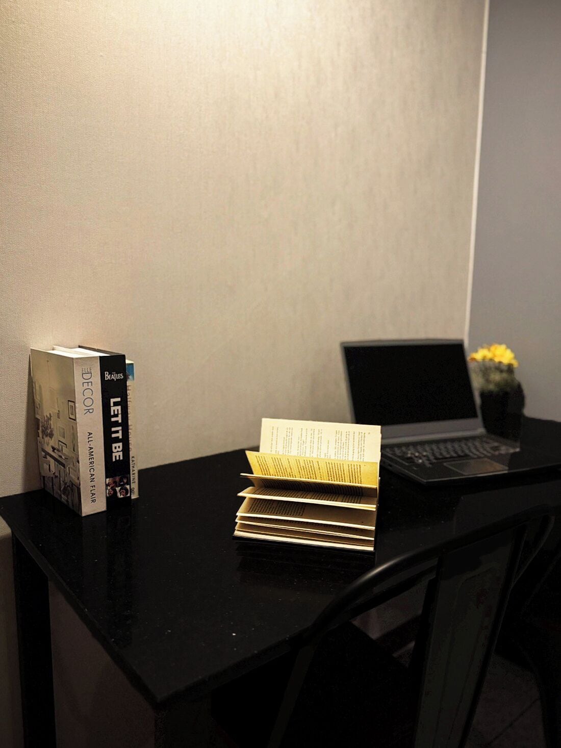 royal suite | living room | 39-inch smart tv with digital channels, tv, books