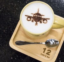 Een kop koffie met een latte art ontwerp op een houten dienblad met de tekst 'Cafe & Bar'.