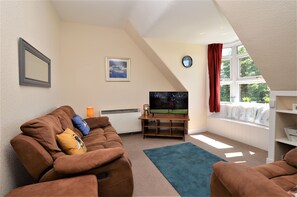 Smart TV - Arran View, upper floor apartment, sea views, pet friendly (Lochgilphead)