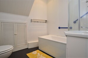 Combined shower/bathtub, towels