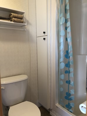 Douche, sĂšche-cheveux, serviettes fournies, savon