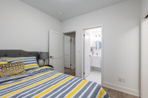 2 habitaciones, escritorio, tabla de planchar con plancha y wifi gratis 