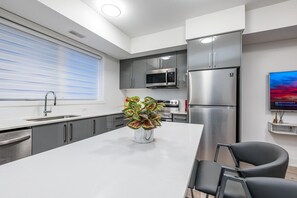 Refrigerador, microondas, horno y parrilla de estufa 