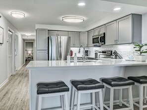 Frigorifero, microonde, forno, piano cottura