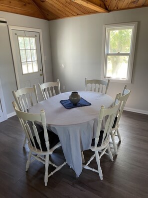 Dining - Cozy Little Cottage on Long Beach (Wainfleet)
