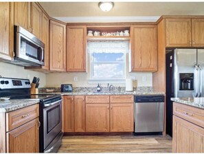 Fridge, microwave, oven, dishwasher - Peaceful, Steps to Beach, 🐶Friendly, Lift (Bolivar Peninsula)