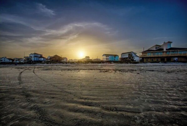Playa en los alrededores y camastros 