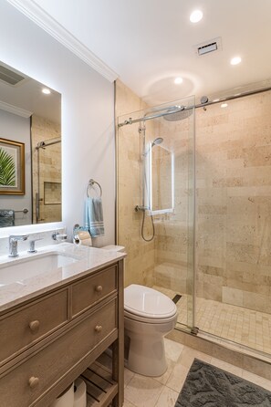 Douche, sèche-cheveux, bidet, serviettes fournies