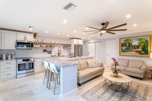 Fridge, microwave, oven, stovetop - Balinese-Inspired Oasis & Tropical Tranquility (Boynton Beach)