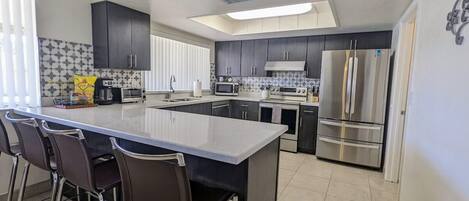 大型冷蔵庫、コーヒー / ティーメーカー、ハイチェア、オーブントースター