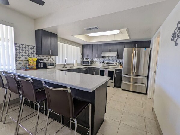 Refrigerador con congelador, cafetera y tetera y periquera 