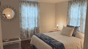 2 bedrooms, iron/ironing board, free WiFi, bed sheets - Comfy vintage cottage in beautiful small town--7mins from everything. (Newton)