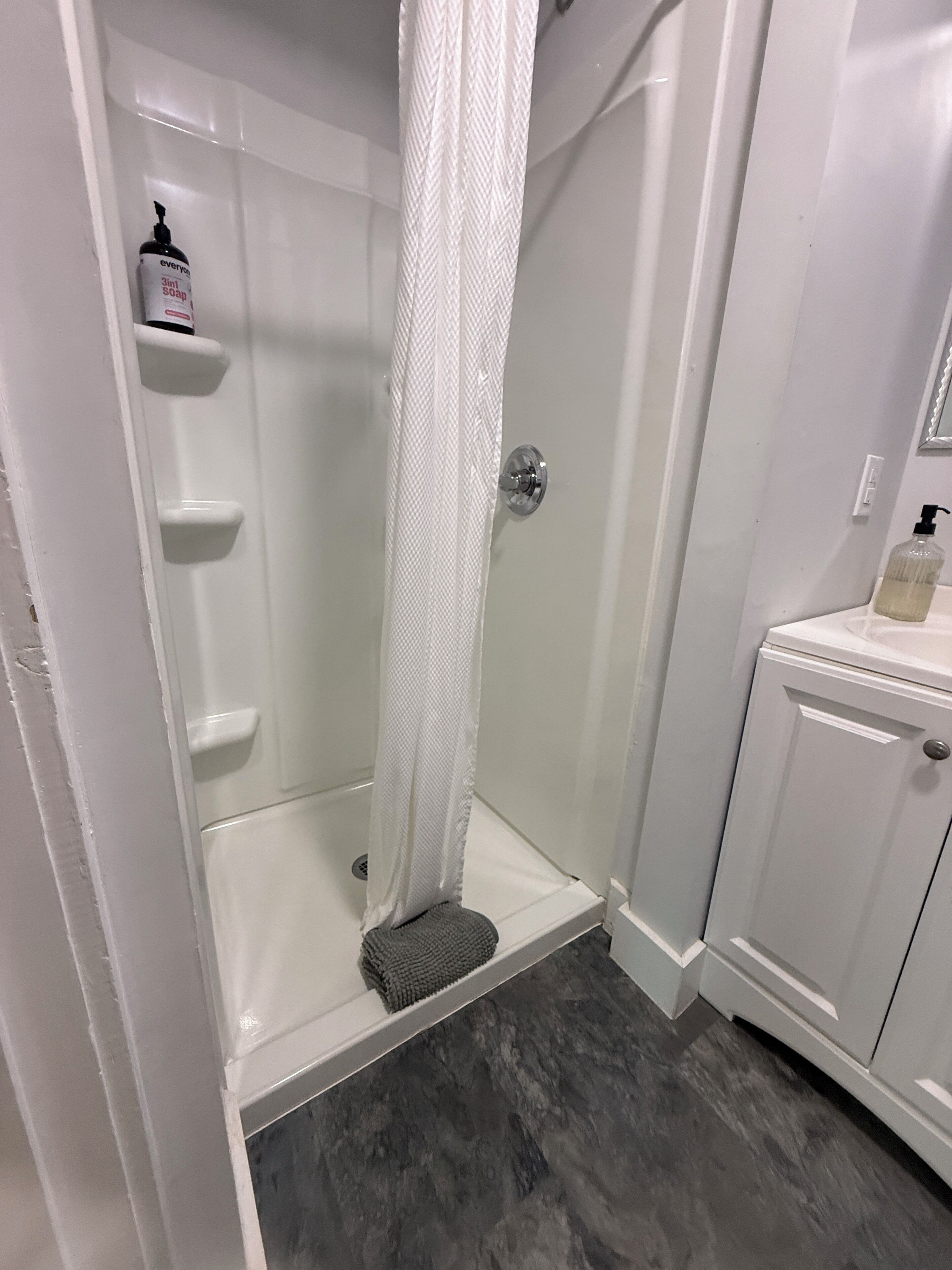 Ensemble douche/baignoire, sèche-cheveux, serviettes fournies, savon
