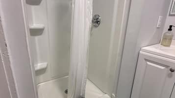 Ensemble douche/baignoire, sèche-cheveux, serviettes fournies, savon