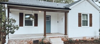 Comfy vintage cottage in beautiful small town--7mins from everything.