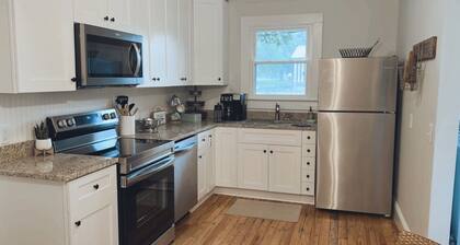 Comfy vintage cottage in beautiful small town--7mins from everything.