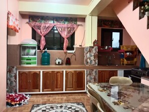 ثلاجة، غلّاية كهربائية، مستلزمات طهي/أطباق/أوعية، مائدة طعام