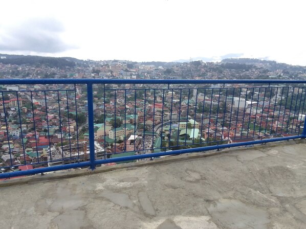 المنطقة المحيطة بالمنشأة