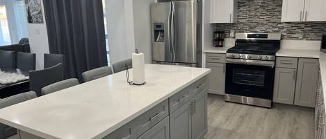 冰箱、微波炉、烤箱、炉灶