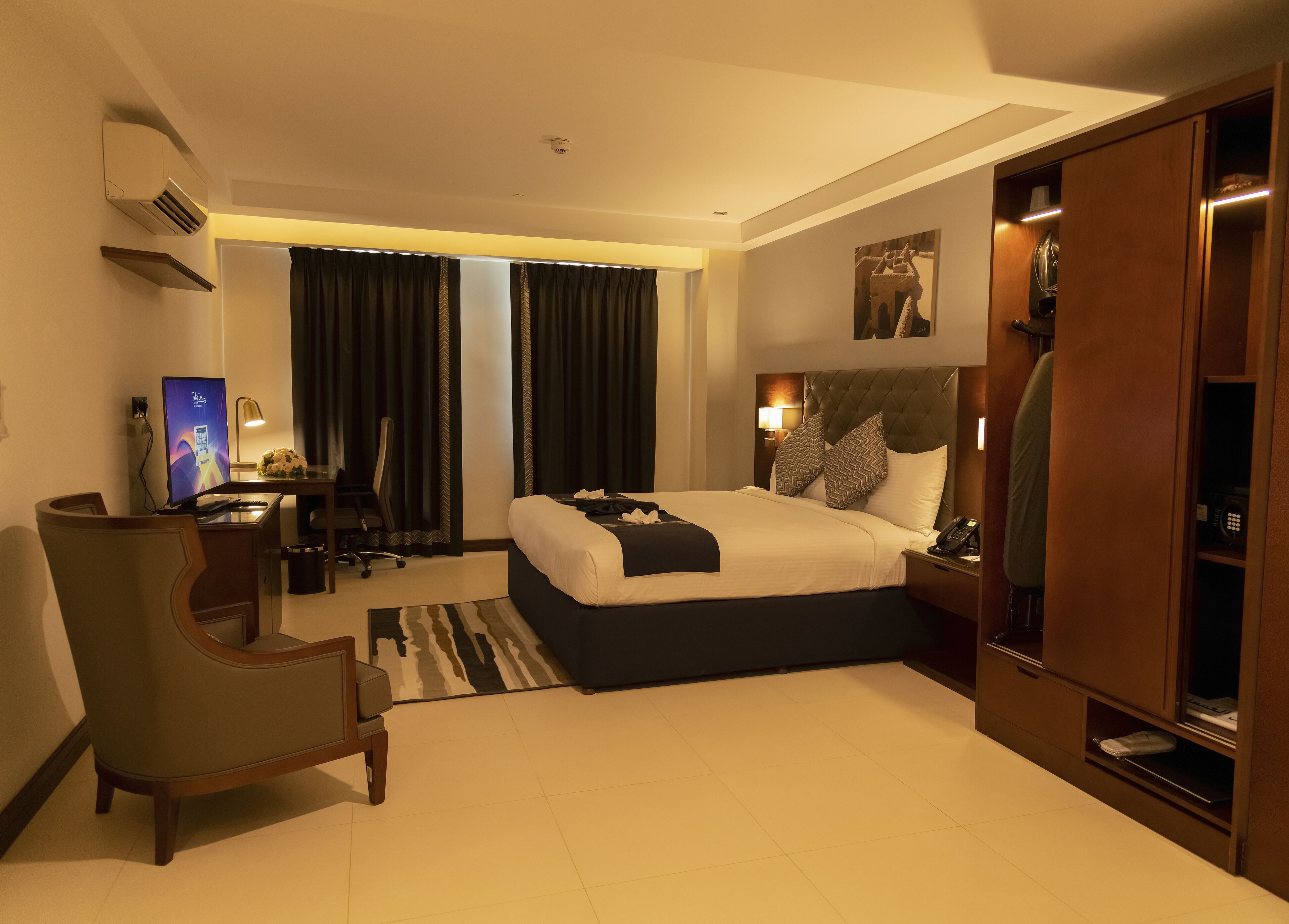 junior suite, 1 king bed | in-room safe, individually furnished, desk, laptop workspace