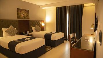 Standard Twin Room | In-room safe, individually furnished, desk, laptop workspace