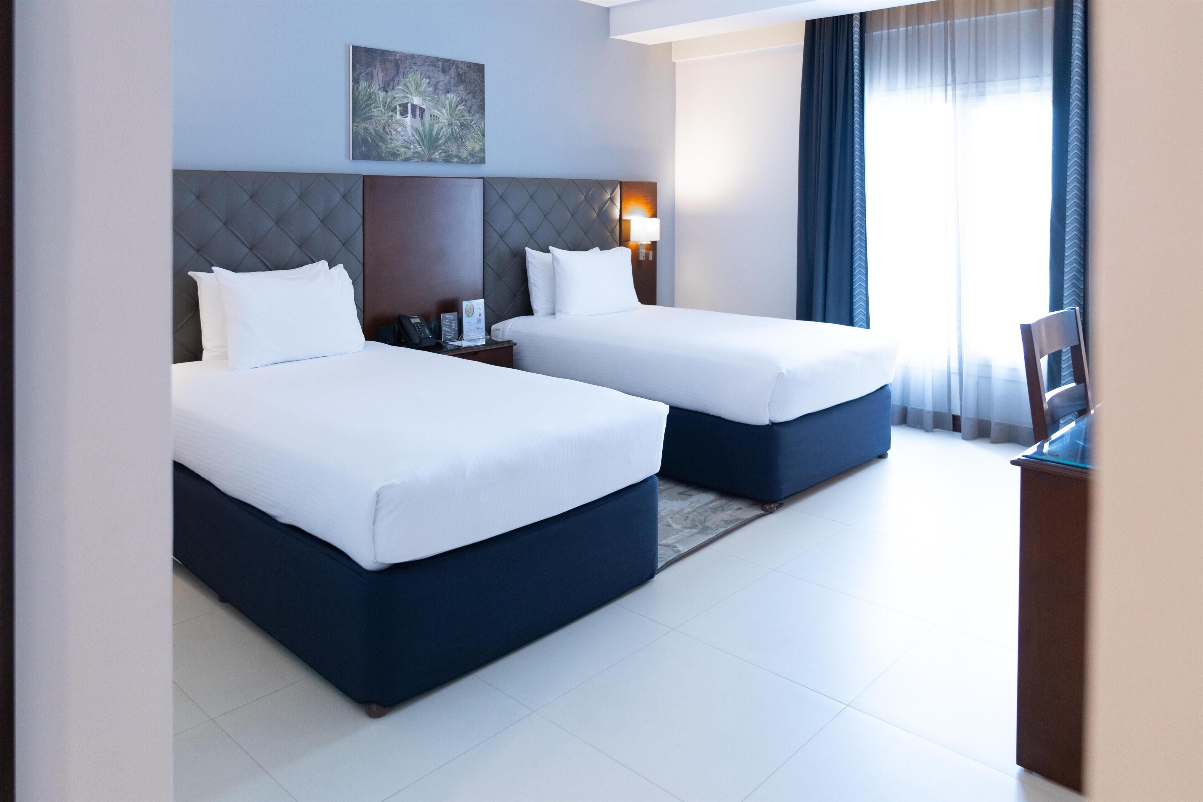 スイート シングルベッド 2 台 車いす対応 | セーフティボックス (室内)、客室ごとに異なるインテリア、デスク、ノートパソコン用作業スペース