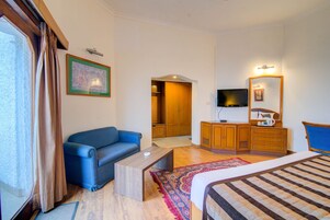 Deluxe Room | Hypo-allergenic bedding, minibar, in-room safe, desk