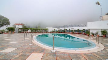 Hồ bơi ngoài trời
