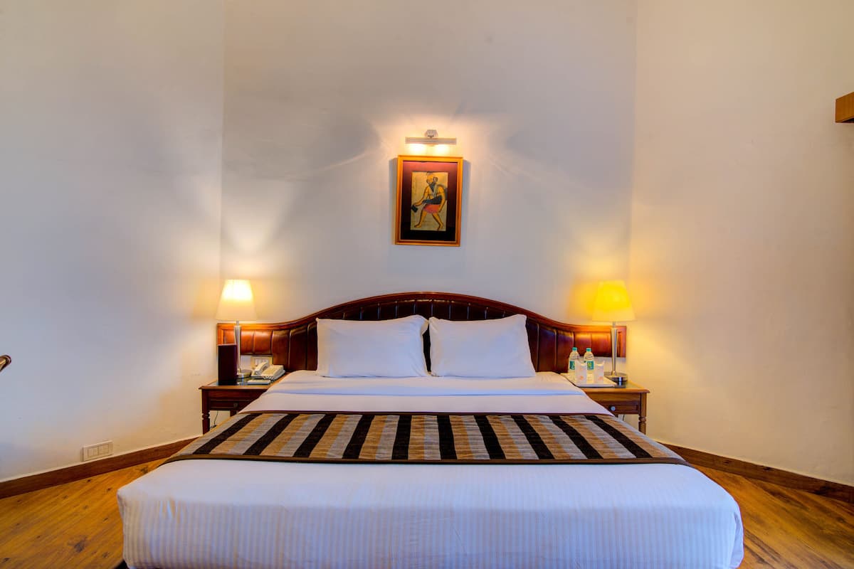 Room | Hypo-allergenic bedding, minibar, in-room safe, desk