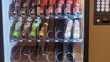 Una máquina expendedora con diversas opciones de bocadillos y bebidas.