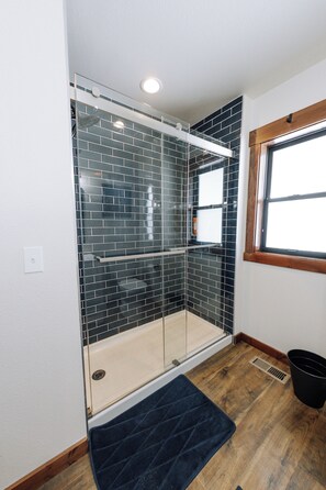 Combined shower/tub, hair dryer, towels, soap - Family friendly mountain getaway (Jefferson)