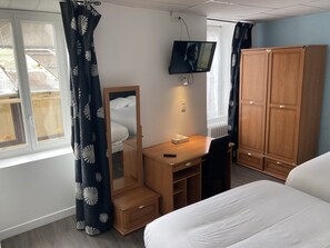 Habitación cuádruple clásica | Ropa de cama de alta calidad y edredones de plumas