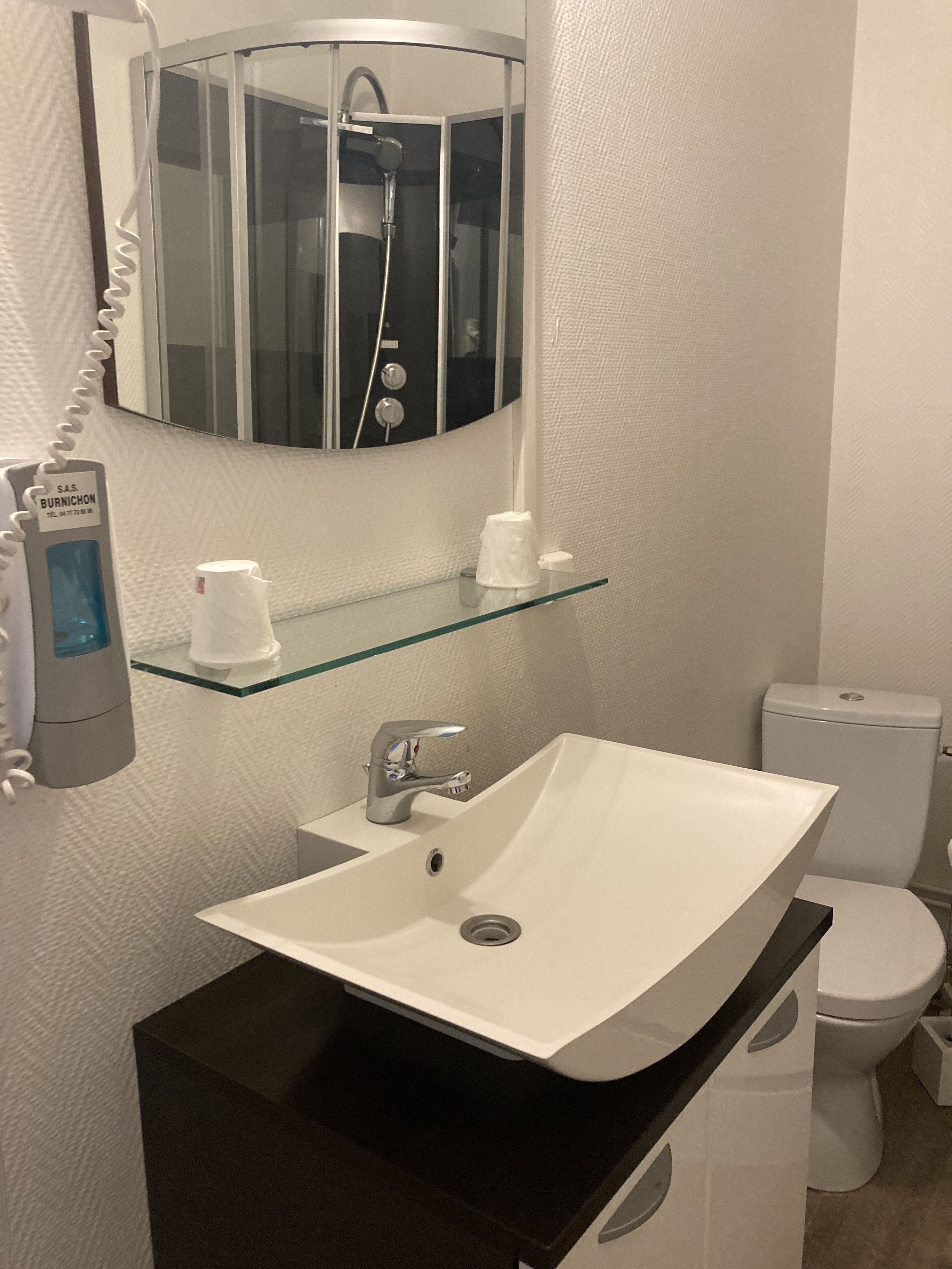Classic-Vierbettzimmer | Badezimmer | Hydromassagedusche, kostenlose Toilettenartikel, Haartrockner, Seife