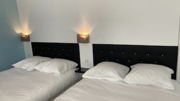 Habitación cuádruple clásica | Ropa de cama de alta calidad y edredones de plumas