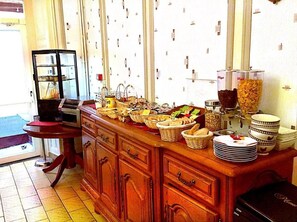 Daily buffet breakfast for a fee