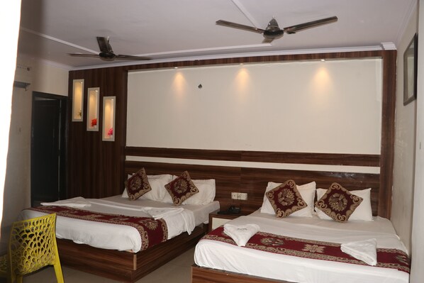 ห้องเบสิกสำหรับสี่ท่าน | เตียงเสริม/เปล, Wi-Fi ฟรี, ผ้าปูที่นอน