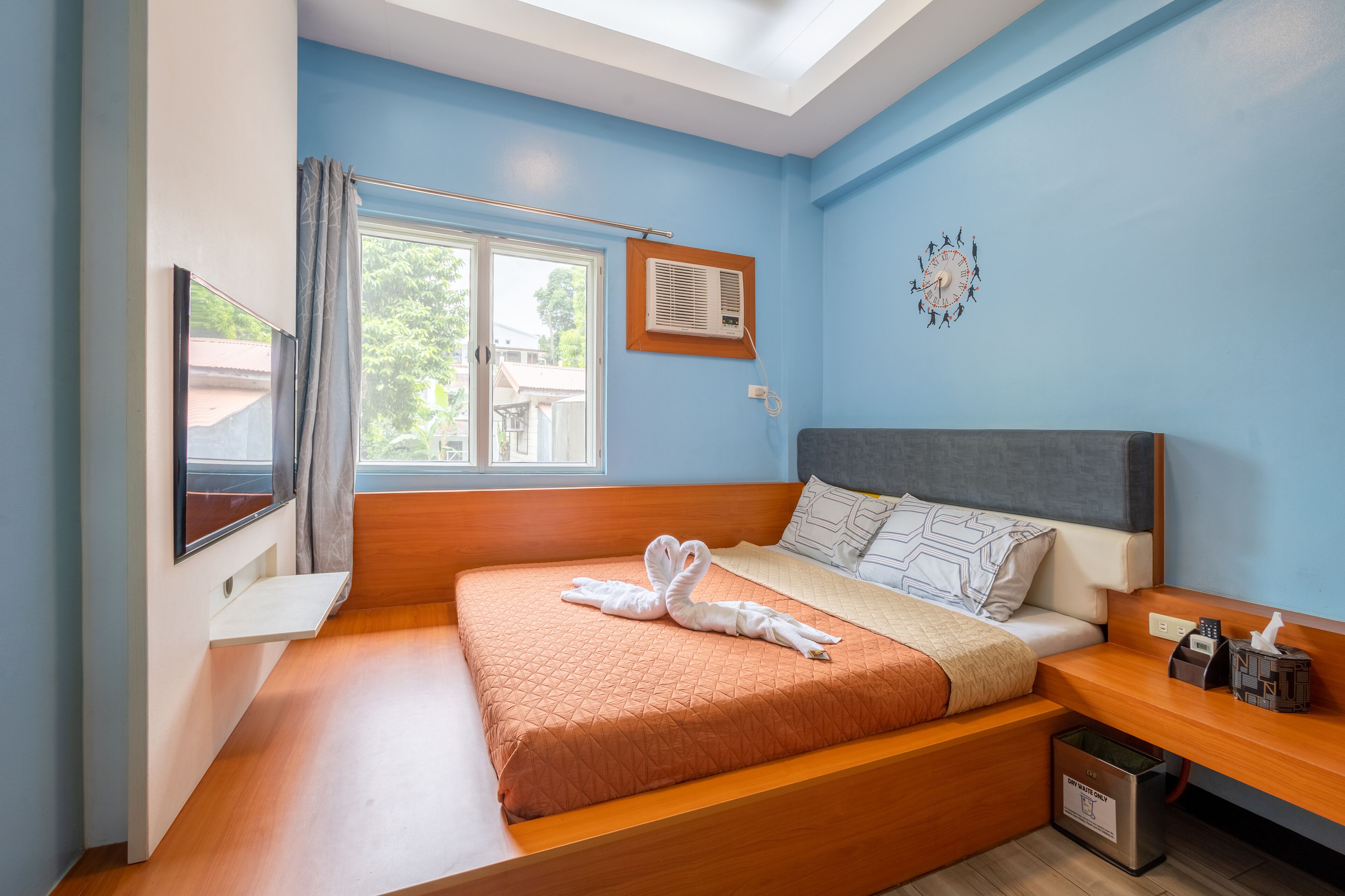 6 عدّة غرف نوم ومكواة/لوح كي وواي فاي مجانًا وملاءات أسرّة