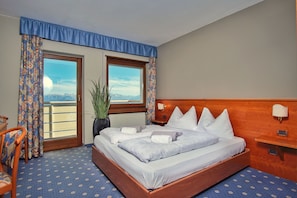 Classic Double Room | In-room safe, desk, laptop workspace, blackout drapes