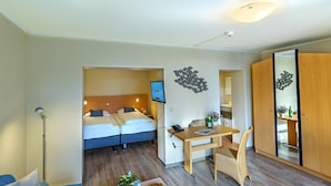 Comfort Double Room | In-room safe, iron/ironing board (on request), travel crib, WiFi (free) - Villa Beachside (Eckernfoerde)