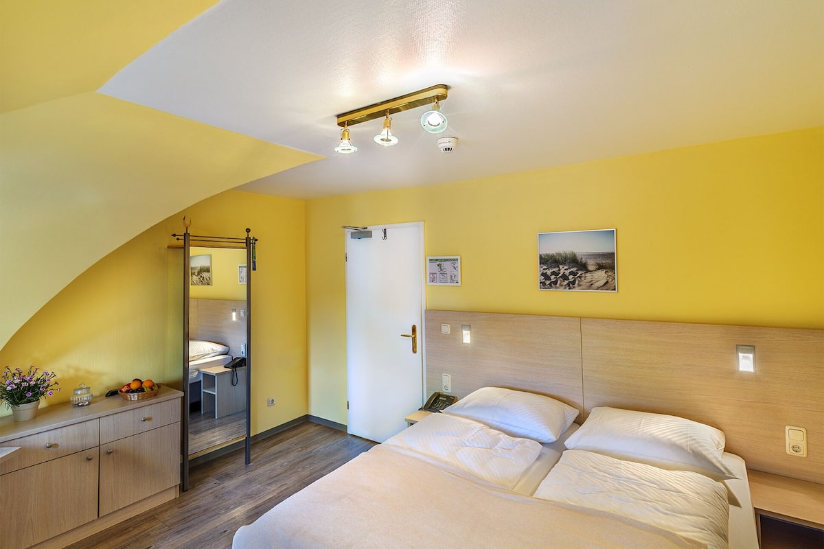 Economy Double Room | In-room safe, iron/ironing board (on request), travel crib, WiFi (free)