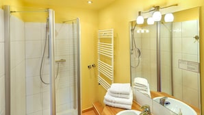 Economy Double Room | Bathroom - Villa Beachside (Eckernfoerde)