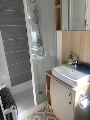 Dusj, hårføner og håndklær