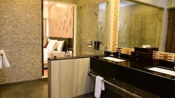 Executive suite | Badkamer | Badjassen, pantoffels, handdoeken