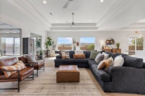 Smart TV, table tennis, video library - Stafford: Private Pool + Golf + Sand Dunes (Hurricane)