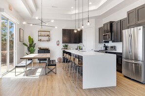 Fridge, microwave, oven, stovetop - Splash, Relax, Explore - Stafford (Hurricane)