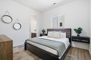 5 bedrooms, desk, iron/ironing board, travel crib - Spacious 5-bedroom retreat with private pool, golf, and mountain views. (Hurricane)