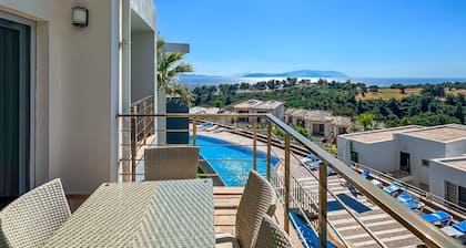 Dream Penthouse C6 with Sea Views, Pool Access & a Private Balcony